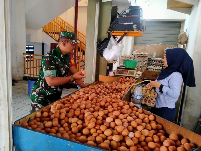 Babinsa Koramil 01/Tamansari Pantau Keamanan Pasar dan Cek Harga Sembako