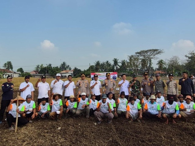 Penanaman Jagung Serentak di Kronjo, Bukti Sinergi TNI-Polri dan Petani
