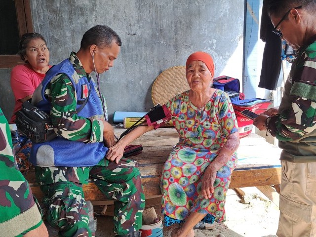 Tim Kesehatan Satgas TMMD 125 Kodim 0507/Bekasi Datangi Warga, Berikan Pemeriksaan dan Obat Gratis