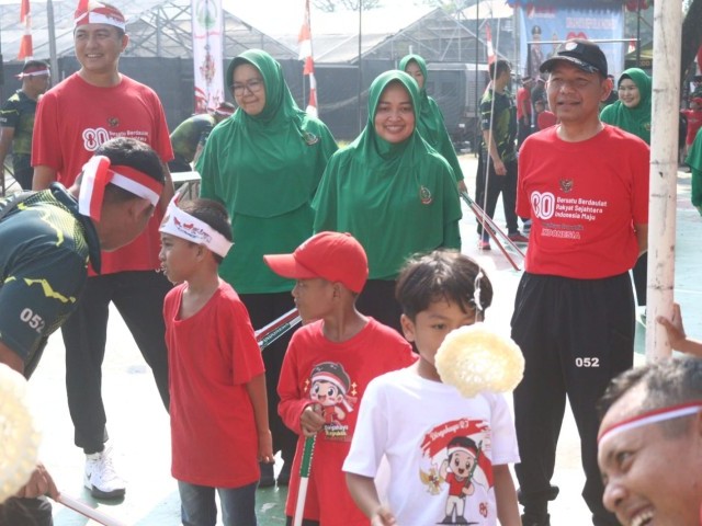 Kebersamaan dan Tawa Warnai Peringatan Kemerdekaan di Perumahan Dinas Korem 052/Wkr