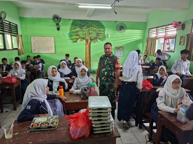Babinsa Koramil 03/Teluk Pucung Melakukan Pendampingan Distribusi Makan Bergizi Gratis