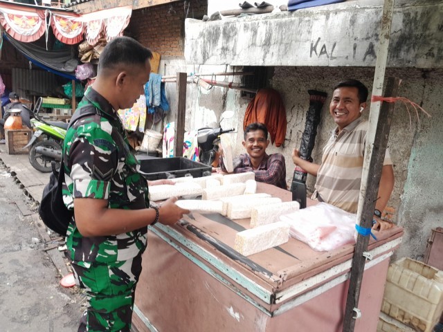 Babinsa Sertu Sujanadi Aktif Pantau Harga Sembako di Pasar Tradisional Kalianyar