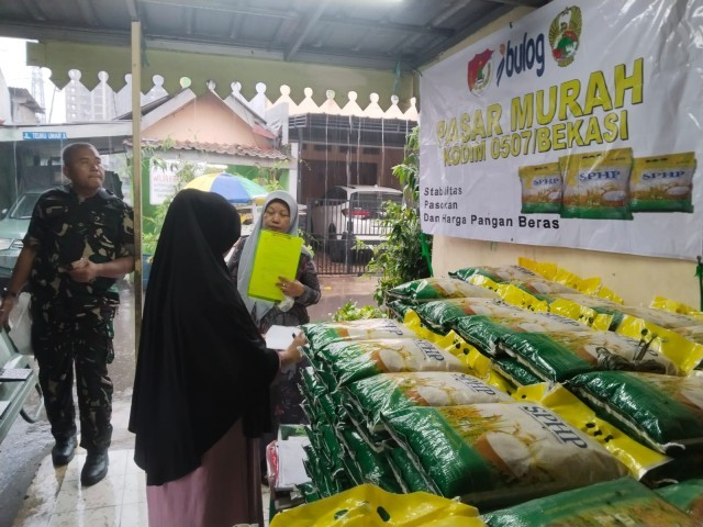 Beras Murah SPHP Koramil 03/Telukpucung Ringankan Beban Warga Rawalumbu