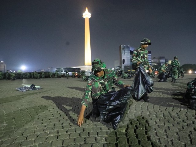 Prajurit TNI Bersihkan Kawasan Silang Monas Usai Parade dan Defile HUT TNI ke-80