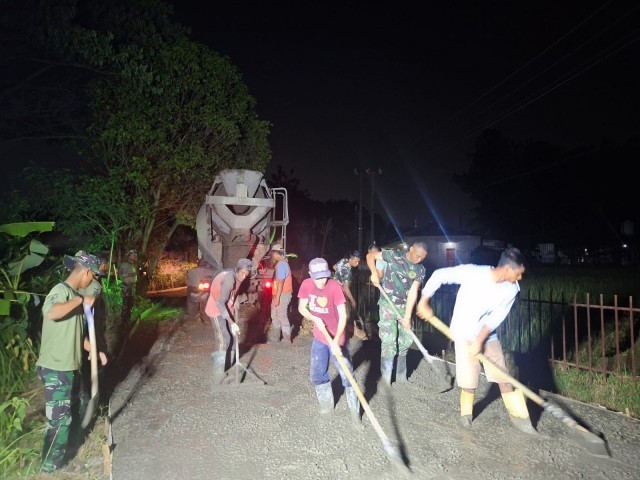 Hingga Malam, Satgas TMMD Ke-126 Kejar Target Pengecoran Jalan di Desa Nagacipta