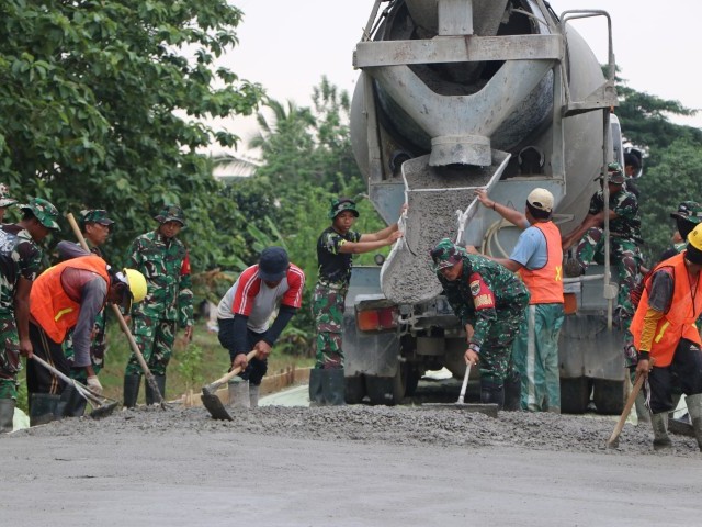 Dansatgas TMMD Ke-126 Berikan Support dan Pastikan Kualitas Jalan Cor di Desa Nagacipta