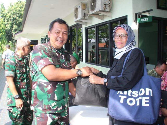 Koramil Berbagi, Danramil 01/Tgr Pimpin Pembagian Sembako Kepada Masyarakat Kurang Mampu