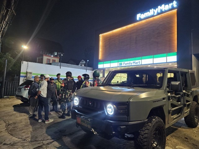 Patroli Humanis Babinsa Koramil 02/Pondok Gede Bersama Tiga Pilar dan Komduk Wujudkan Malam Aman dan Kondusif