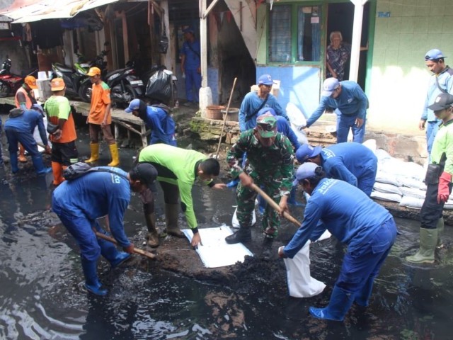 Peringati Hari Juang TNI AD, Kodim 0501/JP Gandeng Forkopimda Laksanakan Karya Bakti Pembersihan Sungai Krukut