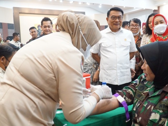 KSP JENDERAL (PURN) MOELDOKO IKUT SUNTIK VITAMIN C DI KODAM JAYA