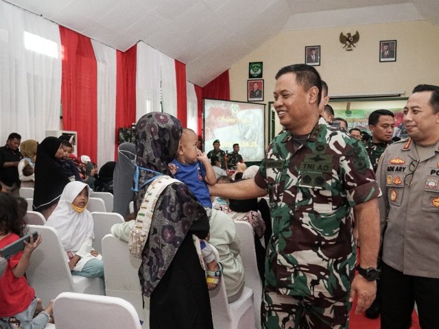 Penyerahan Paket Bantuan Sembako Dari KASAD Kepada 100 Orang Anak Stunting Di Wilayah Kodam Jaya