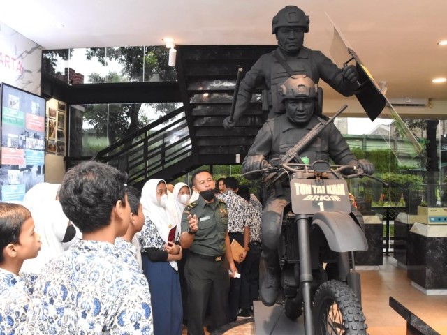 Perkenalkan Sejarah Kodam Jaya kepada SMP PGRI 32 Jakarta Pusat