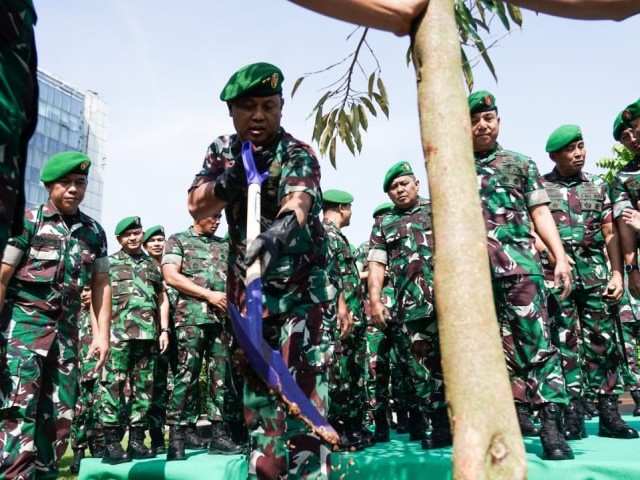 Mayjen TNI Untung Budiharto Tanam Pohon  Sebagai Tradisi Akhiri Tugas Pangdam Jaya