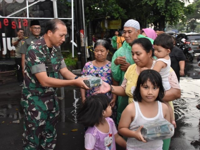 Kodam Jaya dan jajaran bagikan takjil selama bulan ramadhan