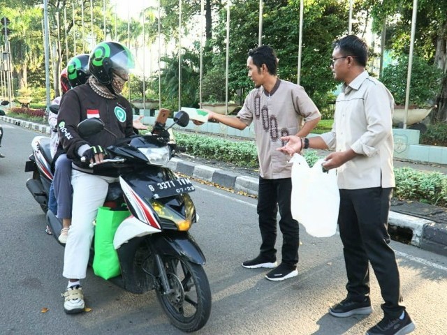 Pererat persaudaraan dengan berbagi Takjil di bulan Suci Ramadhan