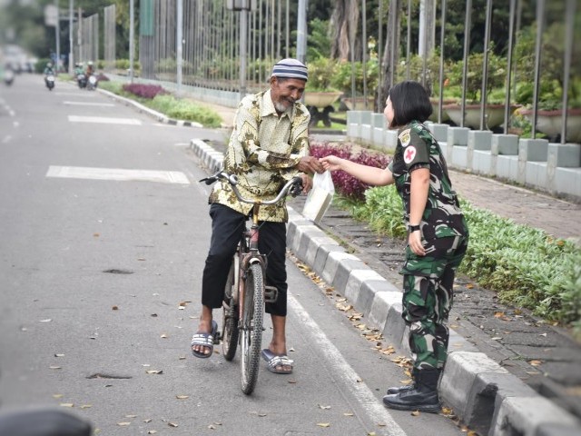 Indahnya berbagi Kodam Jaya/Jayakarta bagikan Takjil di bulan Ramadhan