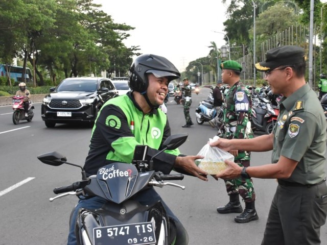 Berinteraksi sosial dengan membagikan paket Takjil Ramadhan