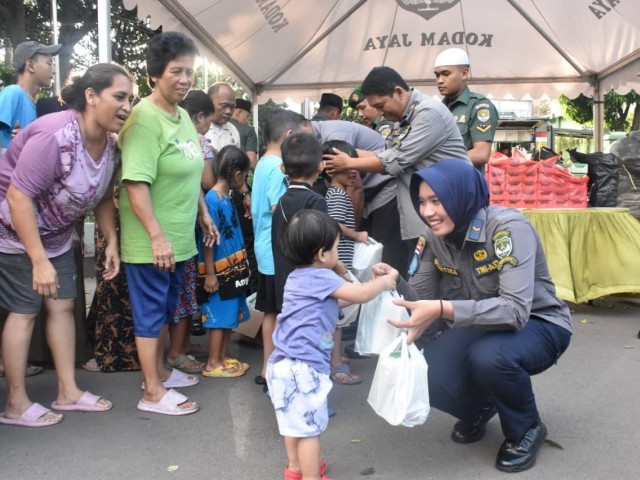 Disambut Antusias Masyarakat, Kodam Jaya Berbagi Takjil Gratis di Depan Makodam Jaya
