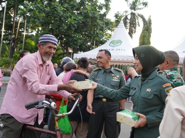 Kodam Jaya peduli dan berbagi kebahagiaan dengan memberikan paket Takjil Ramadhan