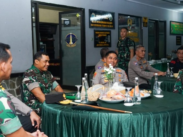 TNI - Polri Semakin Solid, Pangdam Jaya Bersama Kapolda Metro Jaya Kunjungi Yonif Mekanis 201/Jaya Yudha