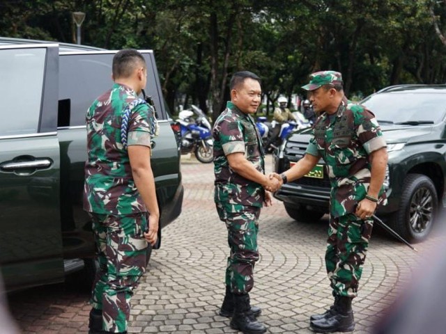 Yakinkan Kesiapsiagaan Pasukan Pengamanan Aksi Unras, Kasad Datangi Posko Monas
