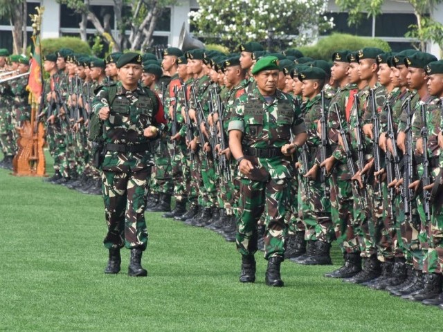 PANGDAM JAYA SAMBUT PERSONEL SATGAS YONMEKANIS 203/AK PURNA TUGAS OPERASI PAPUA GELAR UPACARA KEMILITERAN