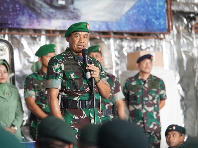 Diatas KRI Teluk Bantuni 520, Pangdam Jaya tinjau Prajurit Yonif Raider Khusus 113/JS Brigif 25/Siwah Kodam IM