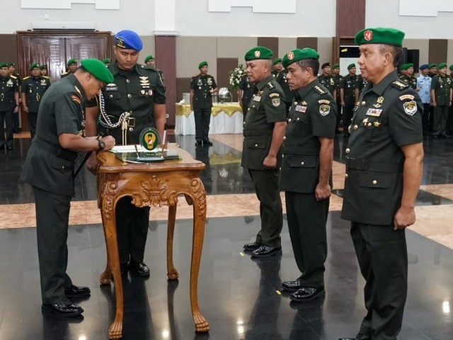 Pangdam Jaya/Jayakarta Pimpin Tradisi Corps Sertijab Pejabat Kodam Jaya serta Wisuda Purnawira Pamen Kodam Jaya