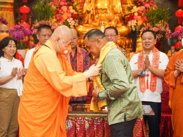Memperingati Hari Raya Waisak 2567, Pangdam Jaya Kunjungi Wihara Ekayana Arama