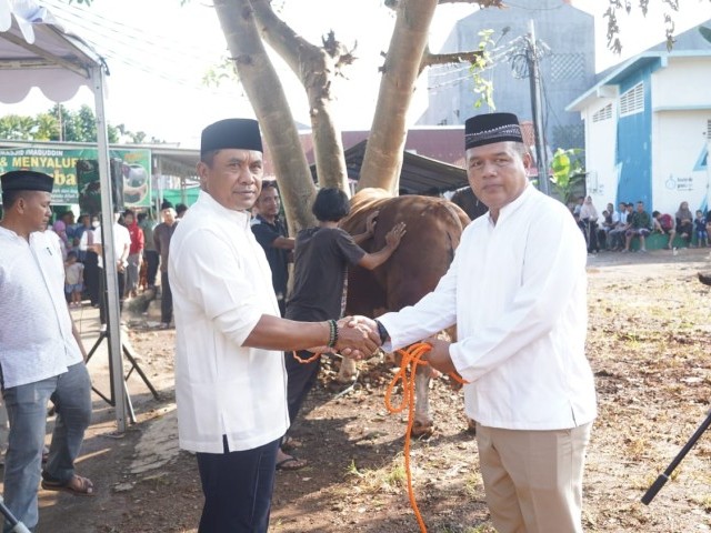 Pangdam Jaya Serahkan Hewan Qurban Untuk Warga Kodam Jaya dan Masyarakat sekitar Komplek BS Kodam Jaya