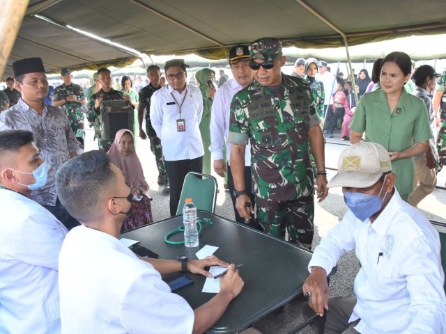 Pangdam Jaya Bagikan Paket Sembako dan Bakti Sosial Pengobatan Massal