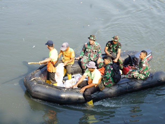 Kodam Jaya Gerebek Sampah bersih-bersih Kali Ciliwung Kalijodo