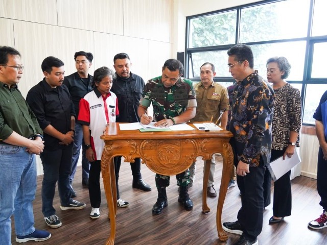 Ketua Umum Perguruan Pencak Silat Beladiri Tangan Kosong (Betako) Merpati Putih Menandatangani Akte Perguruan dan Memimpin Rapat Perguruan