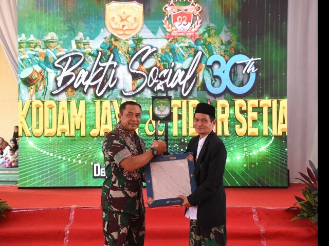 REUNI KE-30, TIDAR SETIA 93 GELAR BAKSOS BERIKAN BANTUAN KERAMIK MASJID BAITUL ARIF