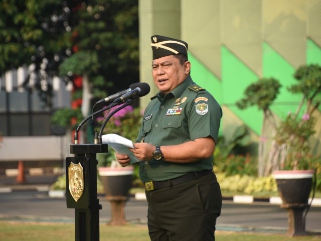 Tanamkan Nilai Disiplin, Prajurit Kodam Jaya Selenggaran Upacara Bendera 17 an