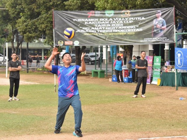 Kasdam Jaya perkuat Tim Bola Voli Putra Kodam Jaya dalam pertandingan Ekshibisi