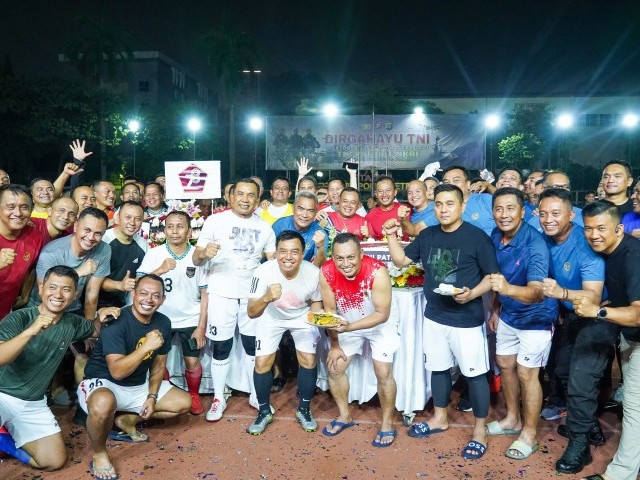 Gelar Pertandingan Sepak Bola, TNI-Polri Sambut HUT ke-78 TNI