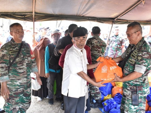 Aksi Berbagi, Hiasi Perayaan HUT Ke-78 TNI