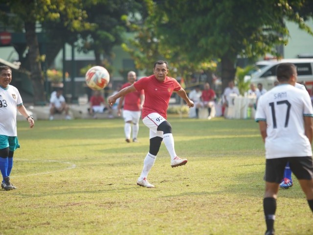 Pangdam Jaya Bermain Sepak Bola Bersama Dengan Kabalak Kodam Jaya