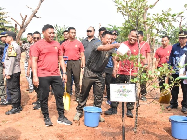 Kasdam Jaya Ikuti Olahraga Bersama Pangkostrad dan Tanam Pohon Penghijauan