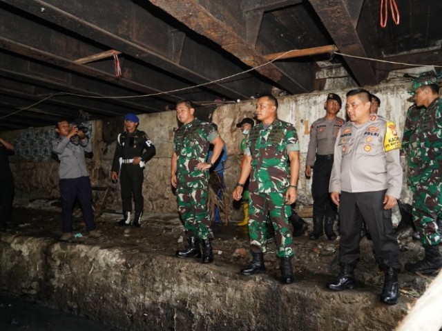 Pangdam Jaya Dampingi Kasad Tinjau Karya Bakti Wilayah Kodim 0501/JP dan 4 pilar disepanjang Sungai Krukut
