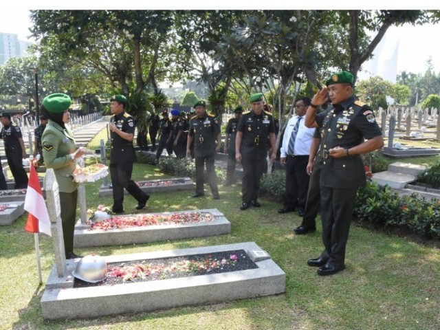 Peringati Hari Juang TNI AD, Pangdam Jaya/Jayakarta Pimpin Ziarah dan Tabur Bunga Di TMP Kalibata 
