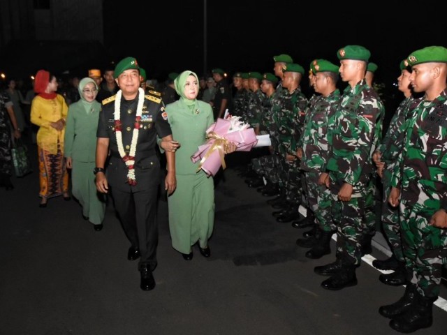 Kodam Jaya Gelar Acara Tradisi Korps Pelepasan dan Pengantaran Pejabat Lama Kasdam Jaya