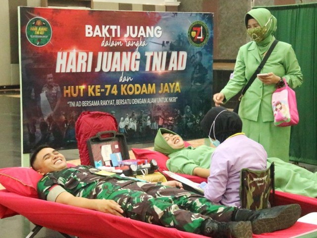 Serunya Anggota Kodam Jaya Ikuti Aksi Sosial Donor Darah