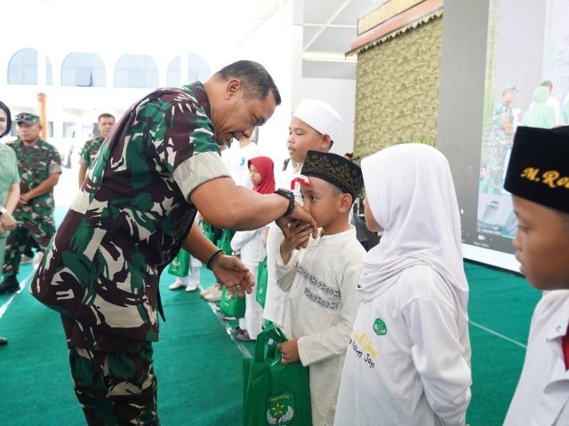 Hari Gembira Anak Yatim, Pangdam Jaya Berbagi Kebahagiaan