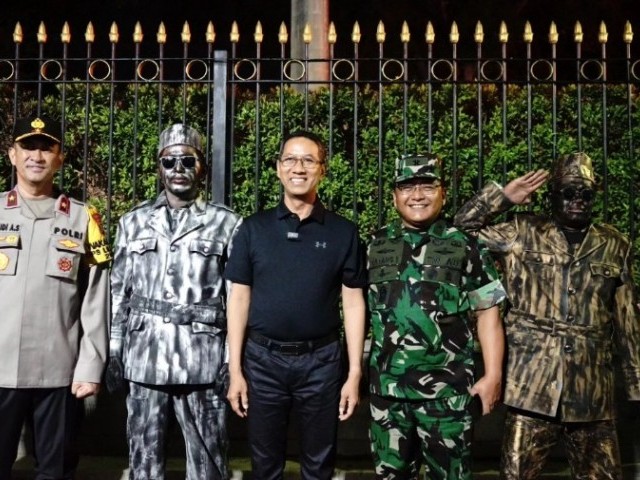 Jelang Pergantian Tahun, Kasdam Jaya Sapa Warga disepanjang Jalan Raya MH Thamrin