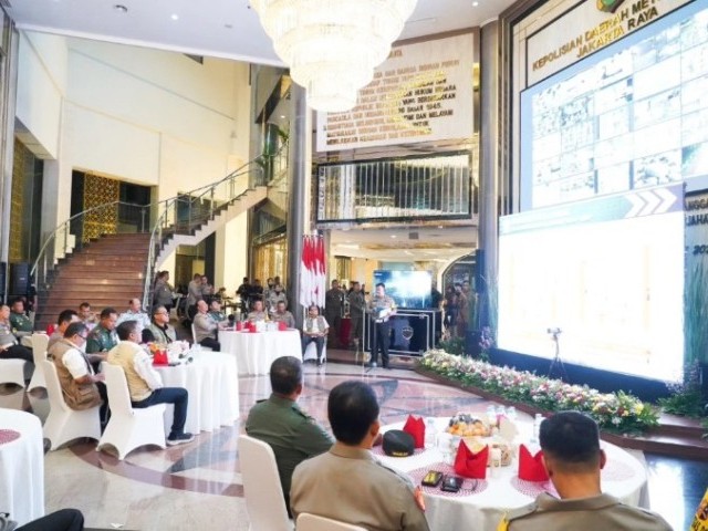 Pangdam Jaya Mendampingi Panglima TNI Melaksanakan Pemantauan Sitkamtipmas Malam Tahun Baru 2024