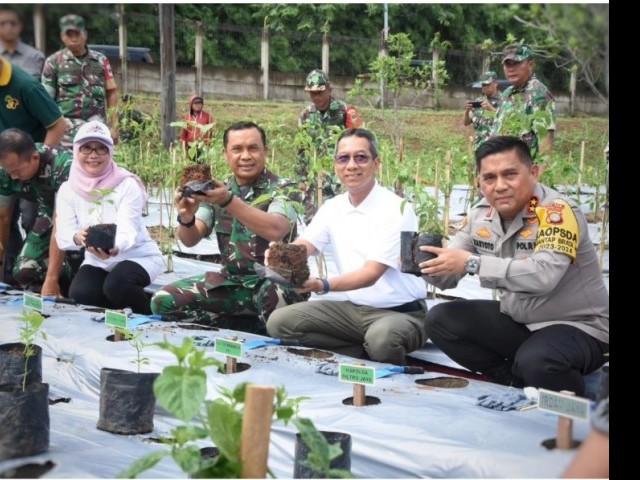 Pangdam Jaya Memimpin Acara Urban Farming  Penanaman Pohon Buah dan Cabai di Wilayah Kodam Jaya