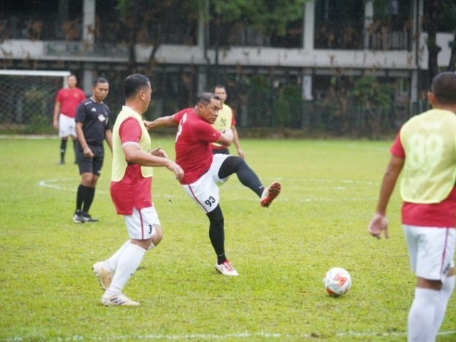 Guyuran Hujan Tidak Halangi Semangat Pemain Sepakbola Kodam Jaya