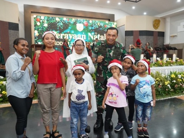 Di Hari Perayaan Natal Tahun 2023, Pangdam Jaya : Teladani Nilai Kesederhanaan dengan Berjiwa Sosial Tinggi Saling Berbagi Kepada Sesama
